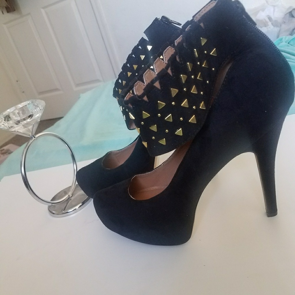 Size 11 black and gold heels. - Picture 1 of 3